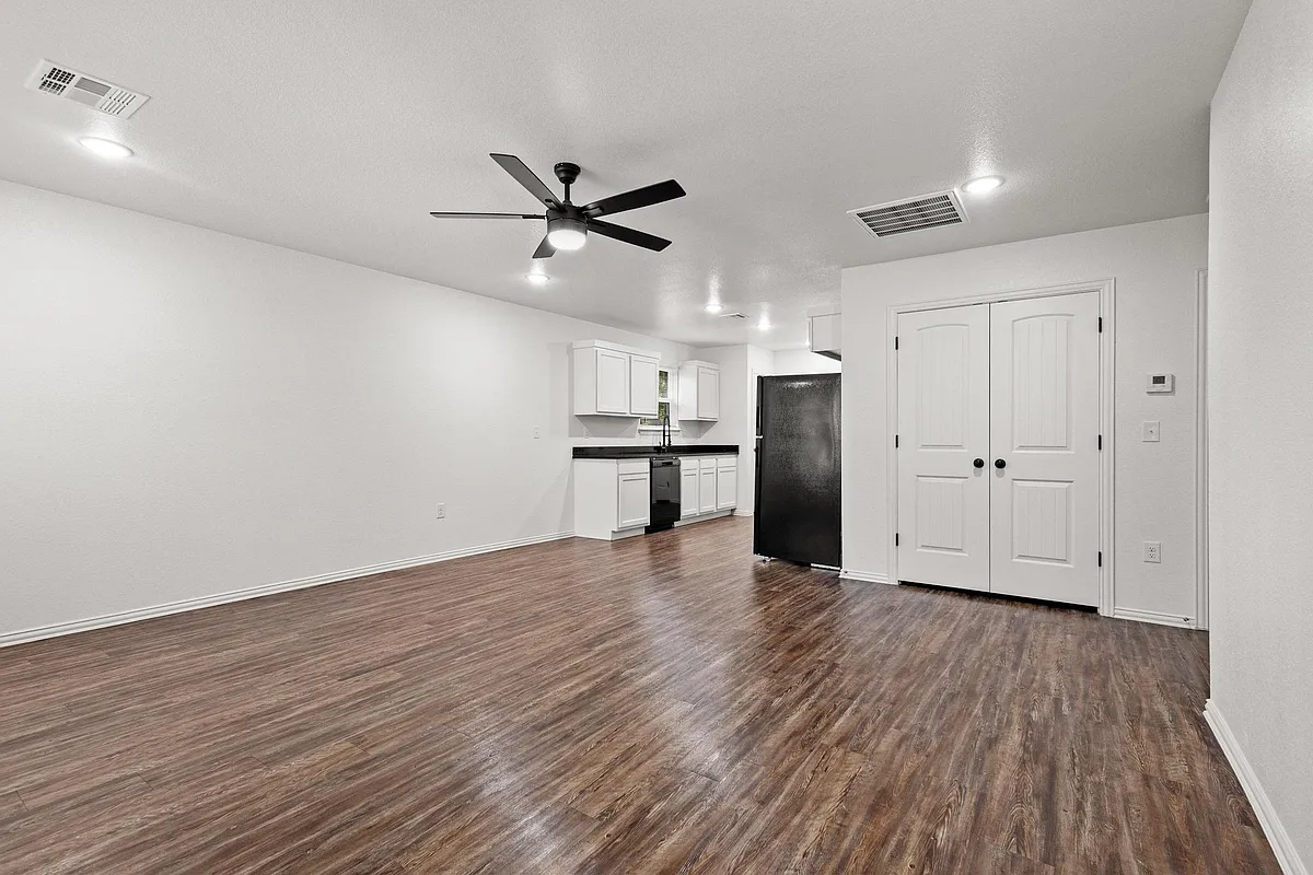 Building Photo - 407 E Jones St #407