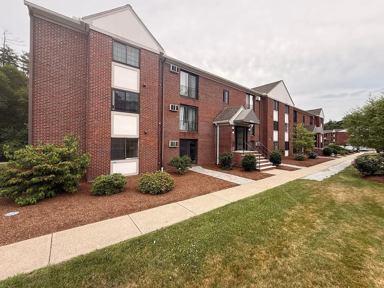 2 bed, 920 sqft, $2,400 — Photo 2