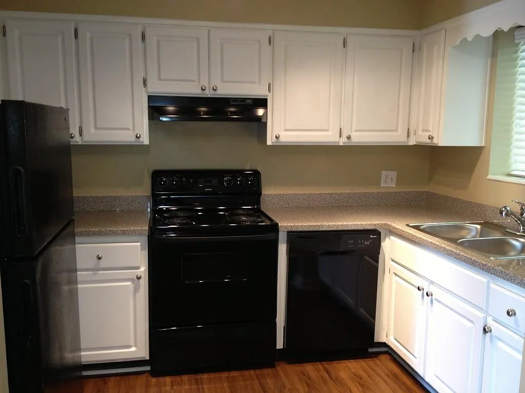 3 bed, 1080 sqft, $1,400 — Photo 2