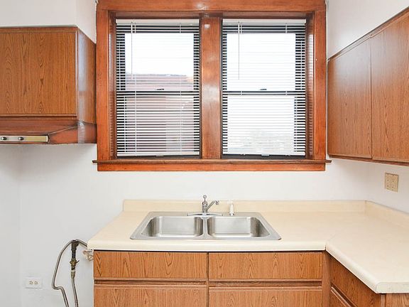 2nd image of 3615 N Paulina St #M03r