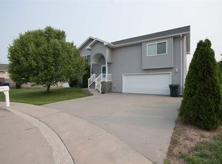 2 Willow Ln, Kearney, NE 68845