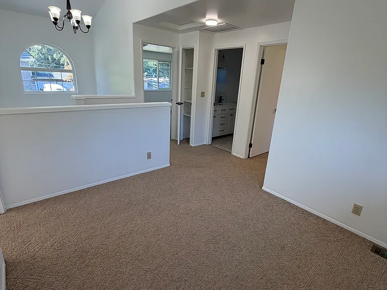 Upstairs nook (office area, sitting area, play area for children, etc.)