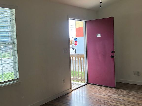 2nd image of 2419 S Presa St #102