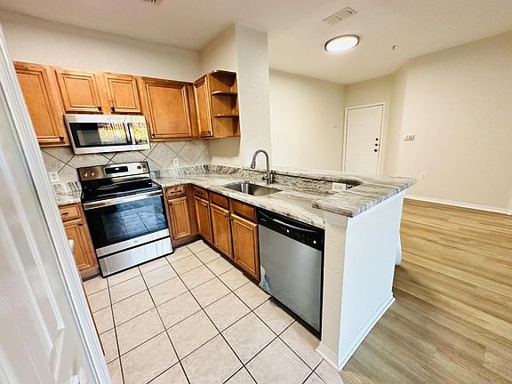 3rd image of 6141 Metrowest Blvd Unit 208