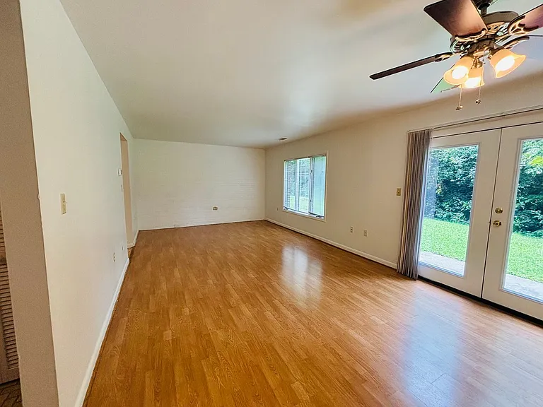 328 Shenandoah Cir — Photo 5