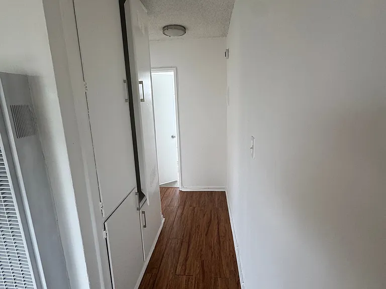 932 W 80th St #5 — Photo 6