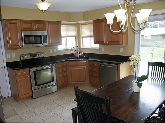4th image of 215 Woodlawn Dr