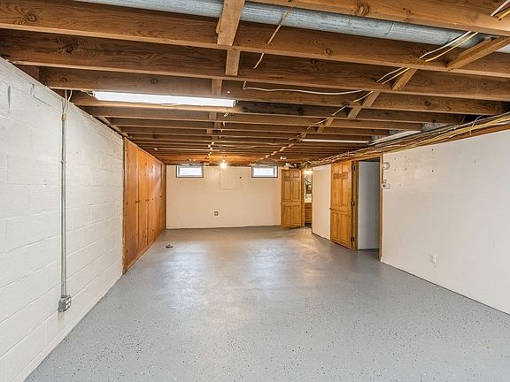 3rd image of 912 S 14th Ave W