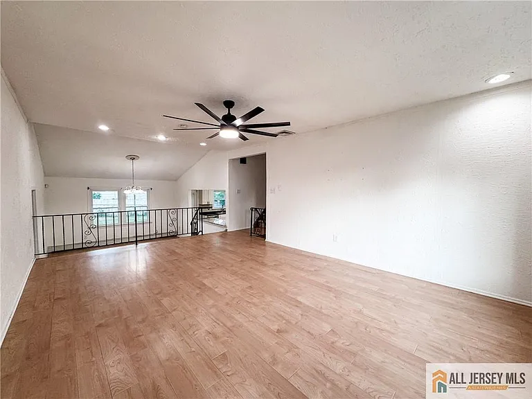 742 Grove Ave — Photo 18