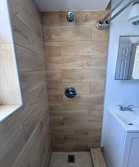 1385 NW 24th St #4 — Photo 3