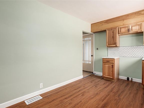 4th image of 211 W 4th St