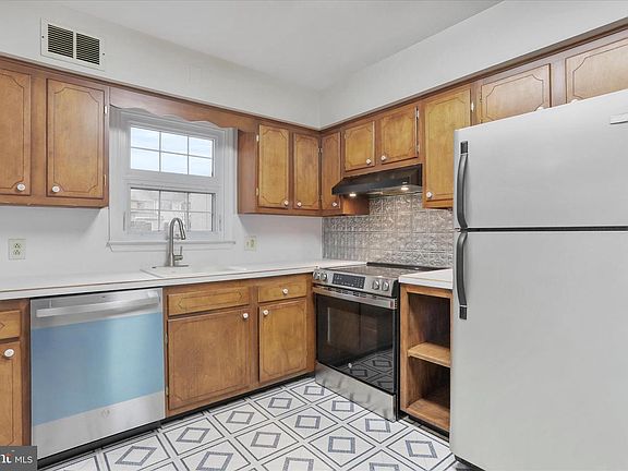 3rd image of 710 Cumberland Ave