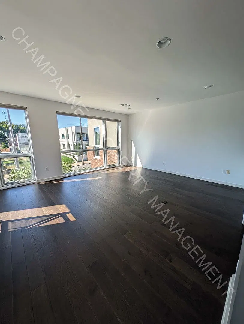 Spacious 3-Story Corner Townhome in Westside North — Photo 3