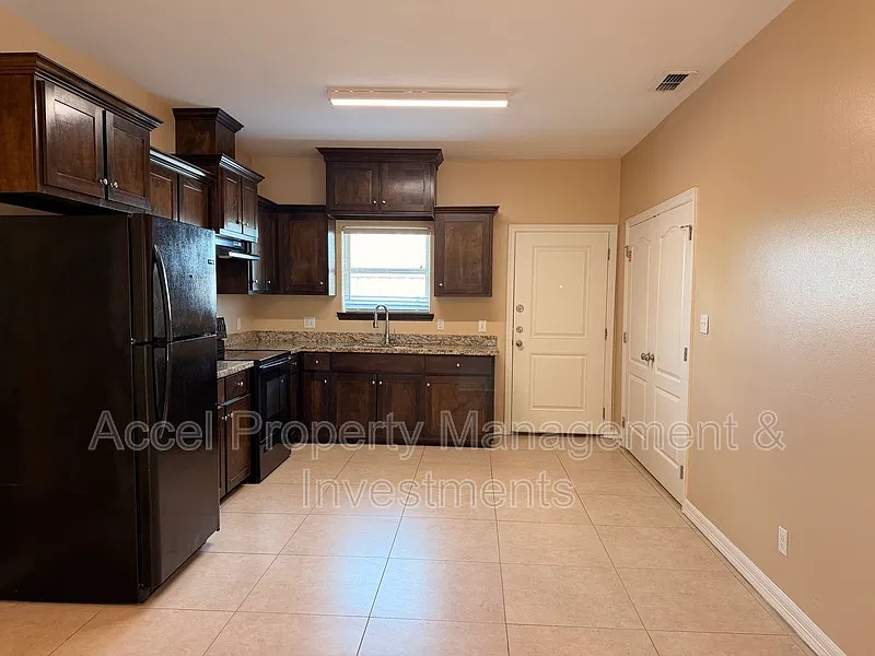 3 bed, 2.0 bath, $975 — Photo 3