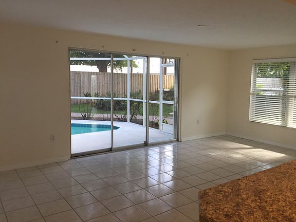 3rd image of 2925 Woodcrest Dr
