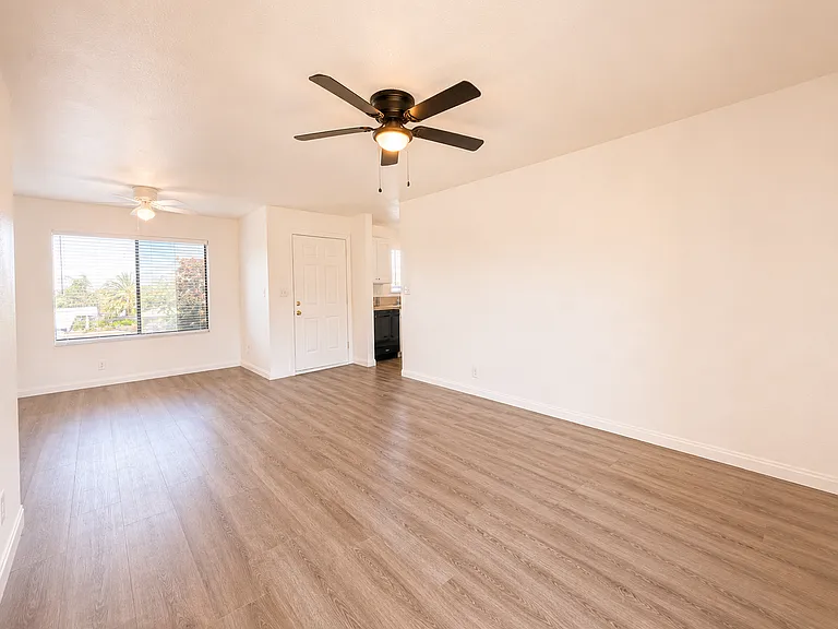 8582-8598 Tamarind Ave — Photo 5