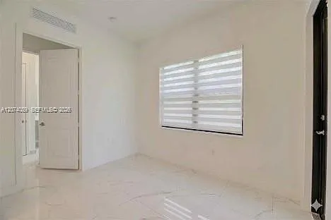 5 bed, 4.5 bath, 3627 sqft, $6,900 — Photo 3