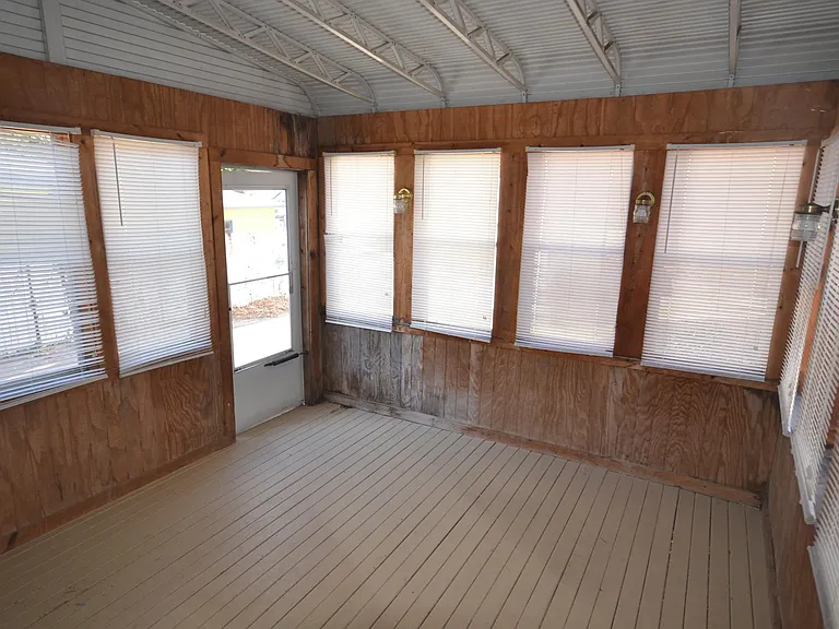 805 Saxon Ave — Photo 8
