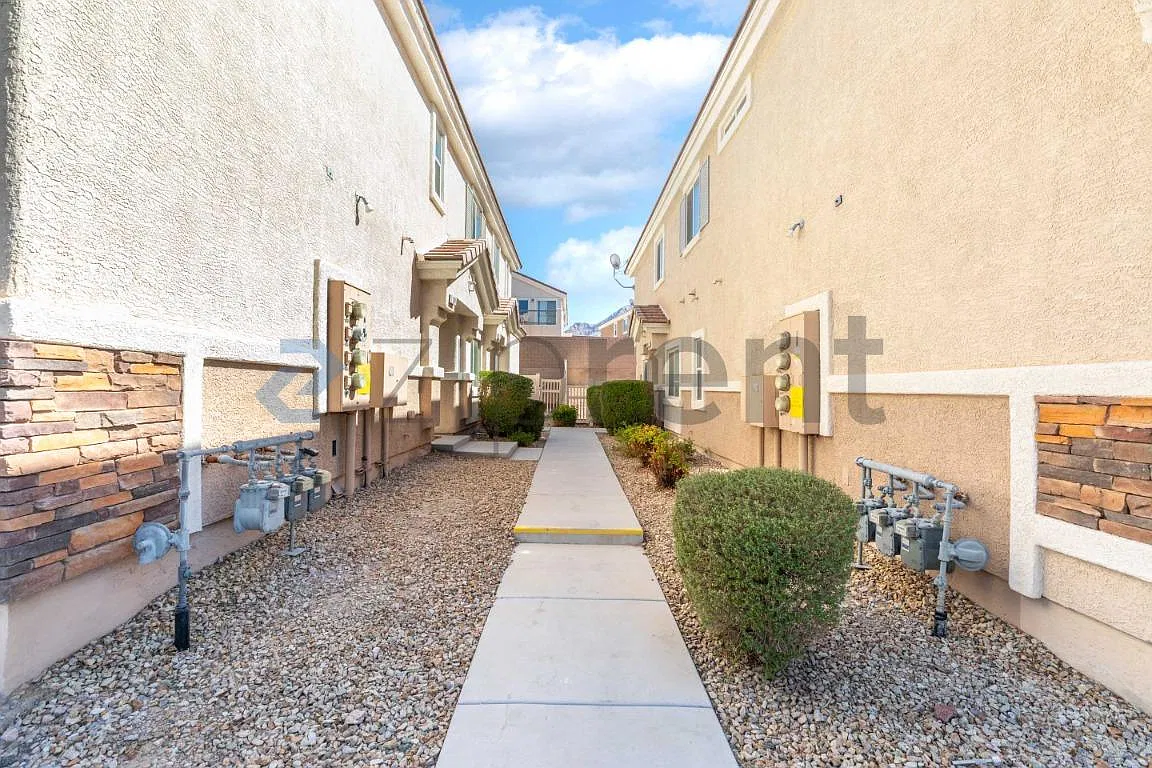 3 bed, 2.5 bath, 1468 sqft, $1,975 — Photo 3