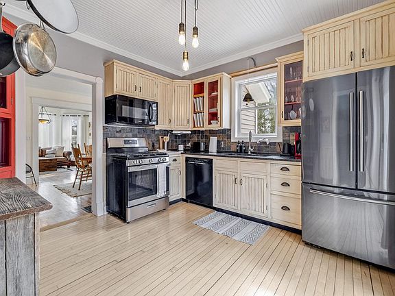 5th image of 132 South 2nd STREET