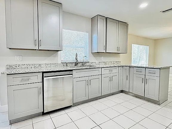 3rd image of 5015 Lee Blvd