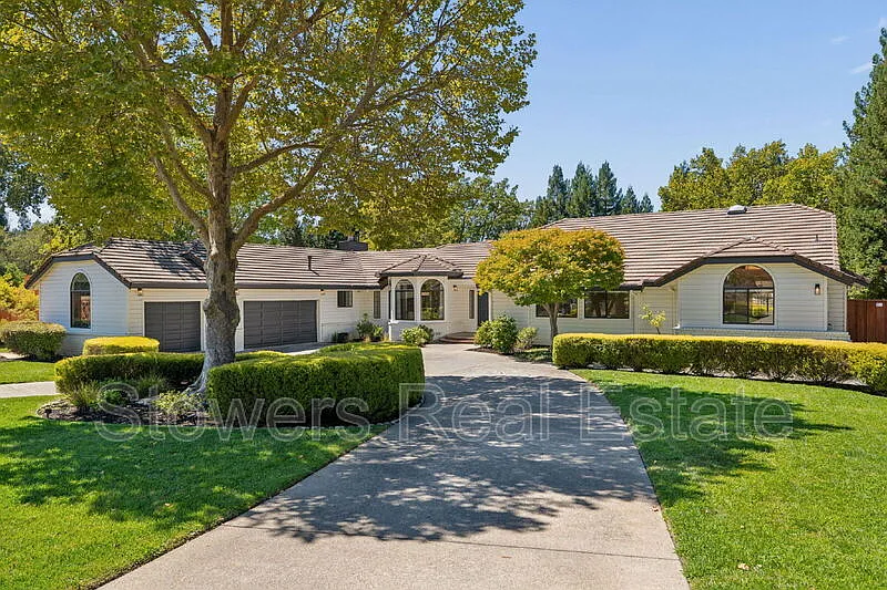 1121 Douglas Ct