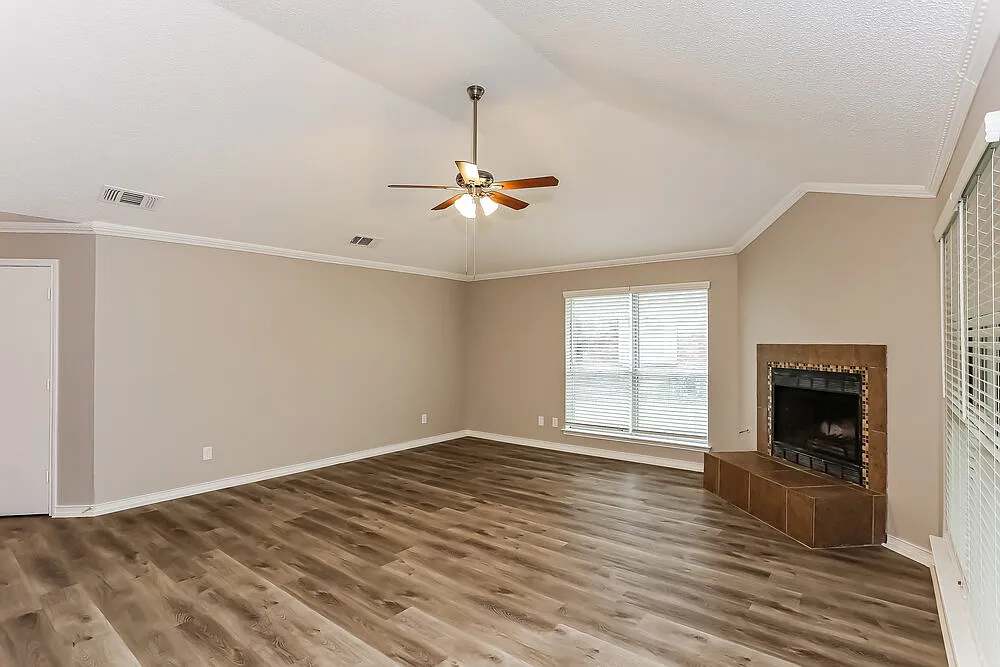 3 bed, 2.0 bath, 1526 sqft, $2,440 — Photo 4