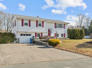4 Weetamoe Rd, Middletown, RI 02842