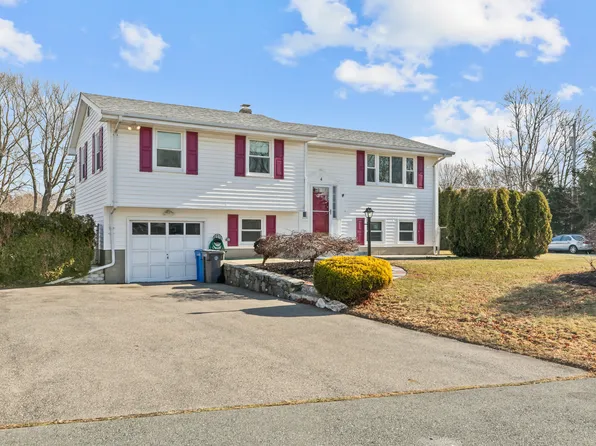 4 Weetamoe Rd, Middletown, RI 02842