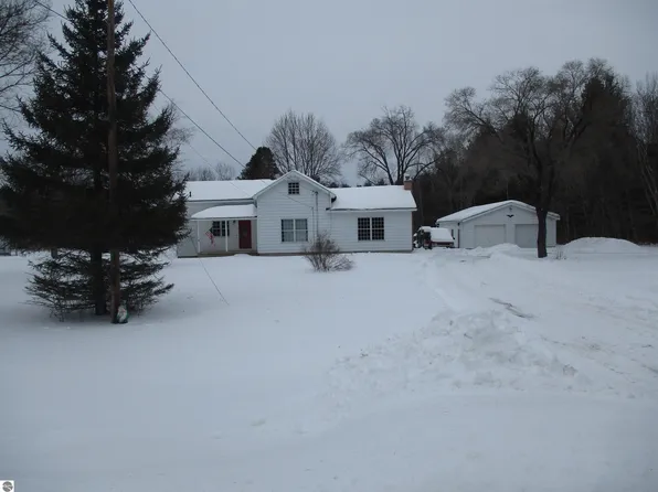 882 Meadow Rd, Tawas City, MI 48763