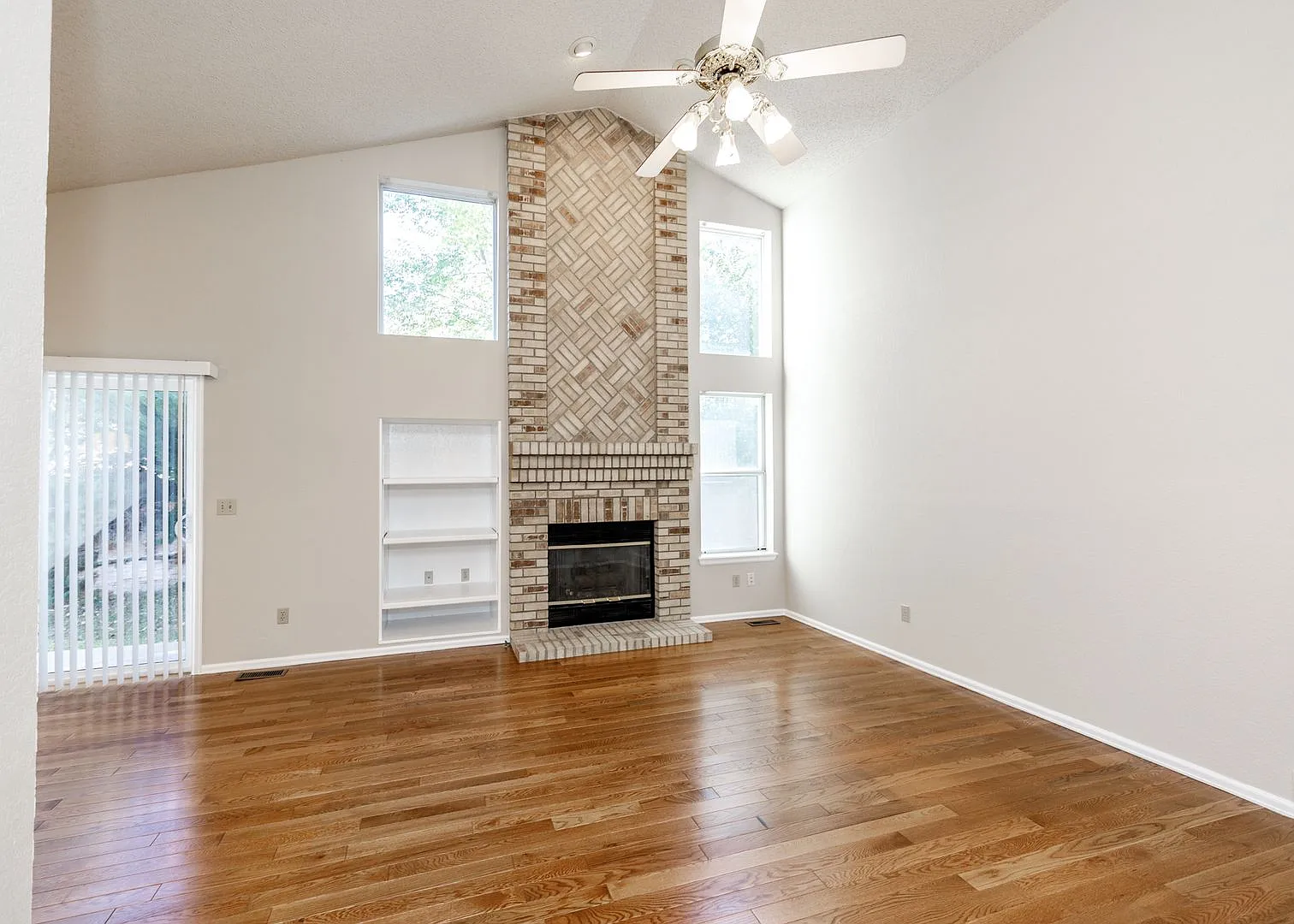 Spacious 5 Bedroom in D20 centrally located — Photo 2