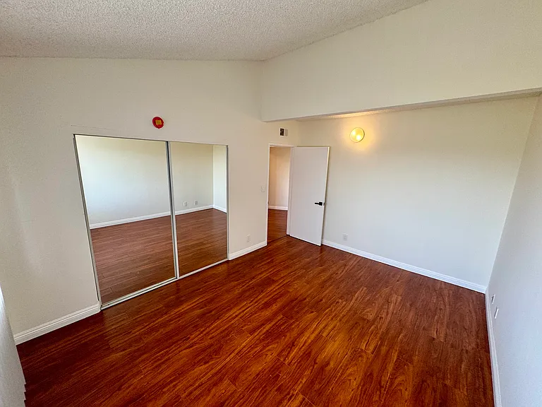 1523 E Windsor Rd #105B — Photo 26