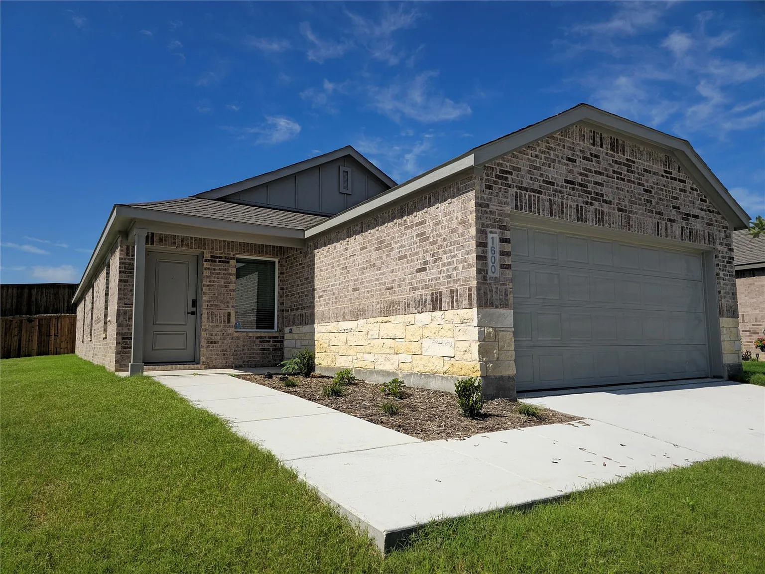 4 bed, 2.0 bath, 1630 sqft, $1,900 — Photo 2