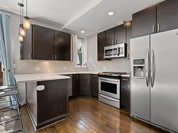 5th image of 1525 N Claremont Ave #A