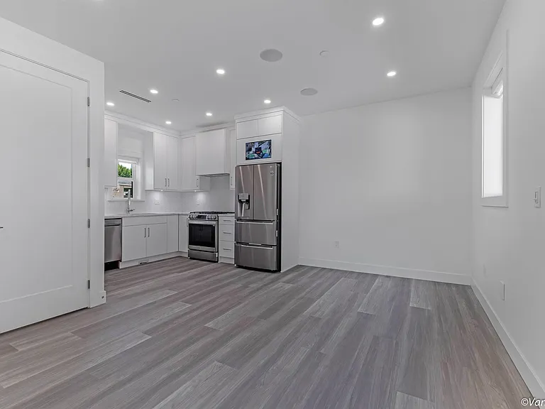 2836 E 16th Ave — Photo 11