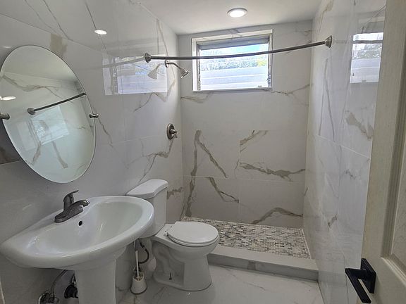 3rd image of 2025 Bay Dr APT 7