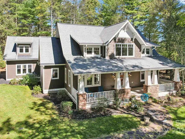 395 Daylily Dr, Hendersonville, NC 28739