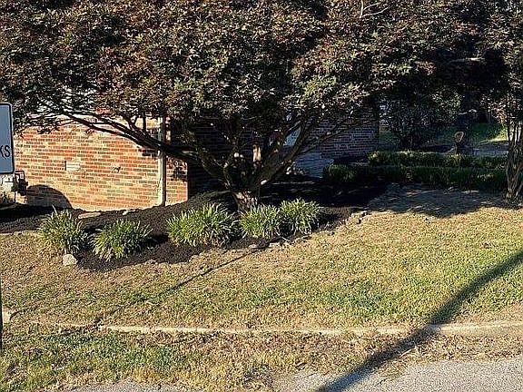 4th image of 102 E Parkview St