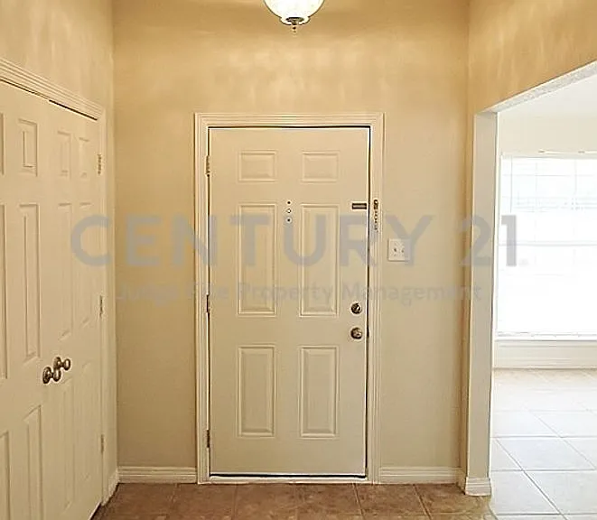 809 Foxwood Ln — Photo 3