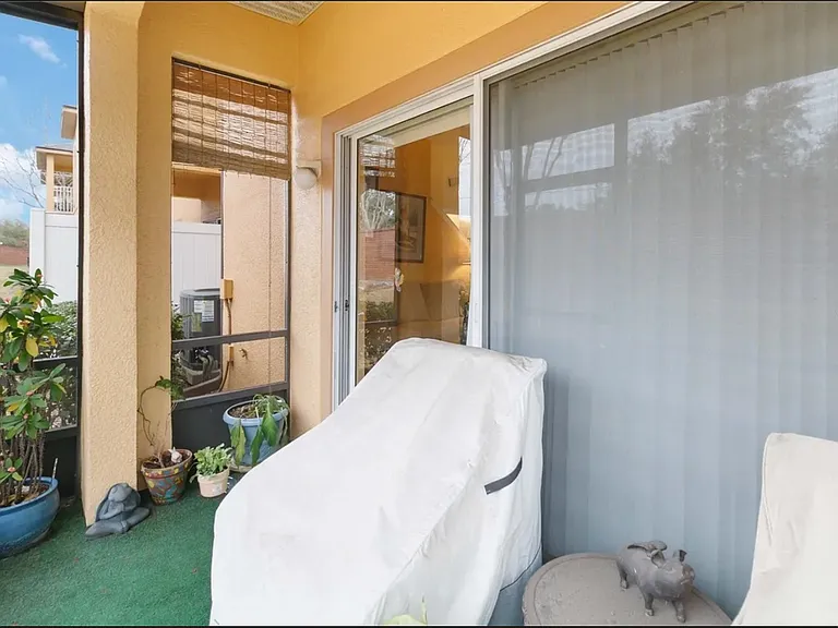 1240 Retreat View Cir — Photo 26