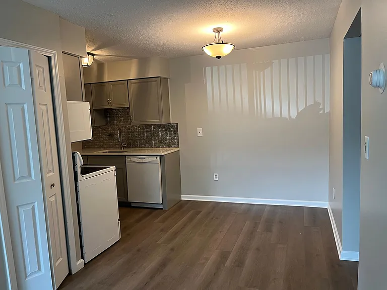 2491 Riverside Dr #103 — Photo 6