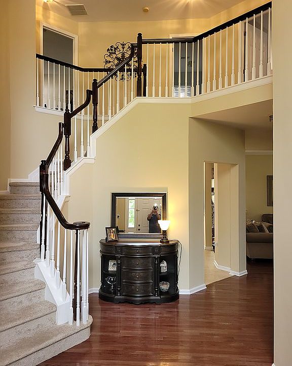 2nd image of 18 Hilltop Cir