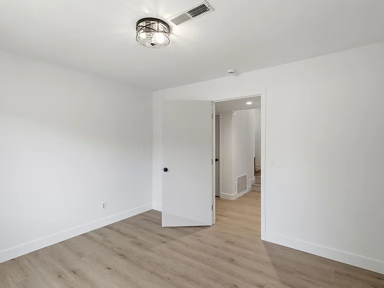 114 Falmouth Ct — Photo 23