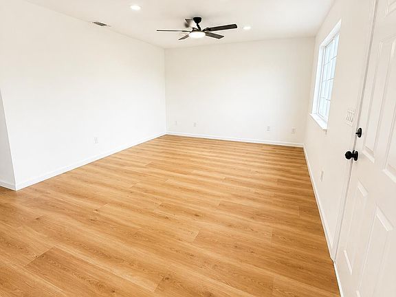 4th image of 4372 Evelyn Dr