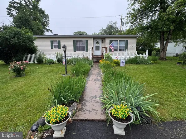 3 Pine Ter, Quakertown, PA 18951