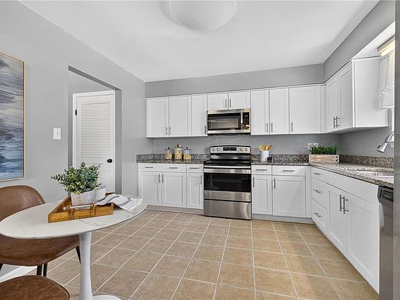 5th image of 993 Culver Ln