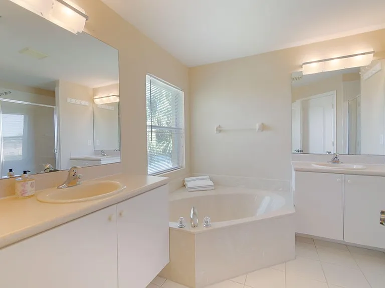213 River Bluff Ln — Photo 8
