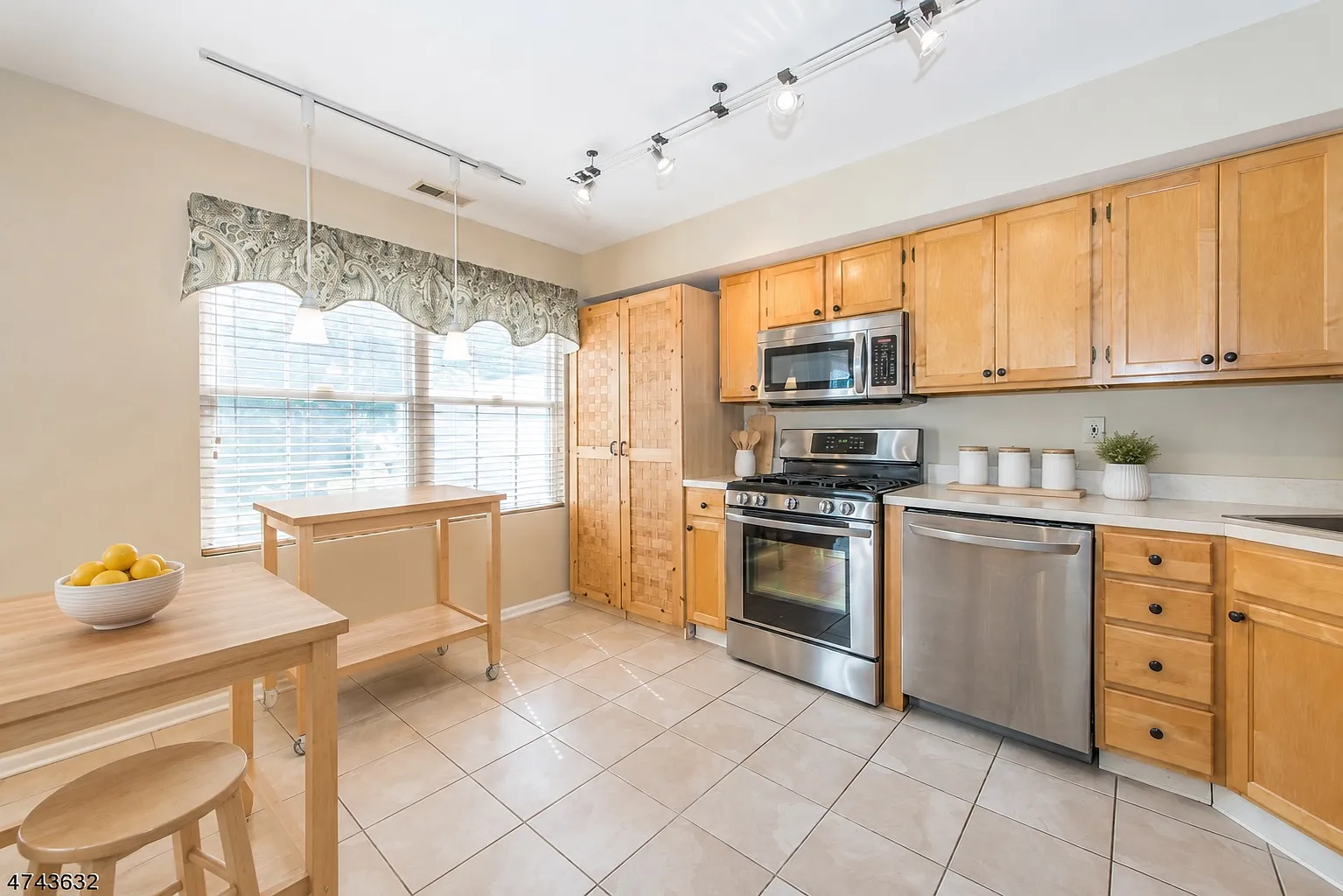 3 bed, 1430 sqft, $3,600 — Photo 3