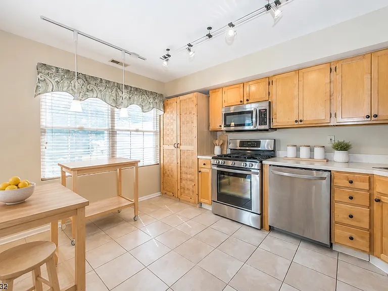 24 Angela Way — Photo 4