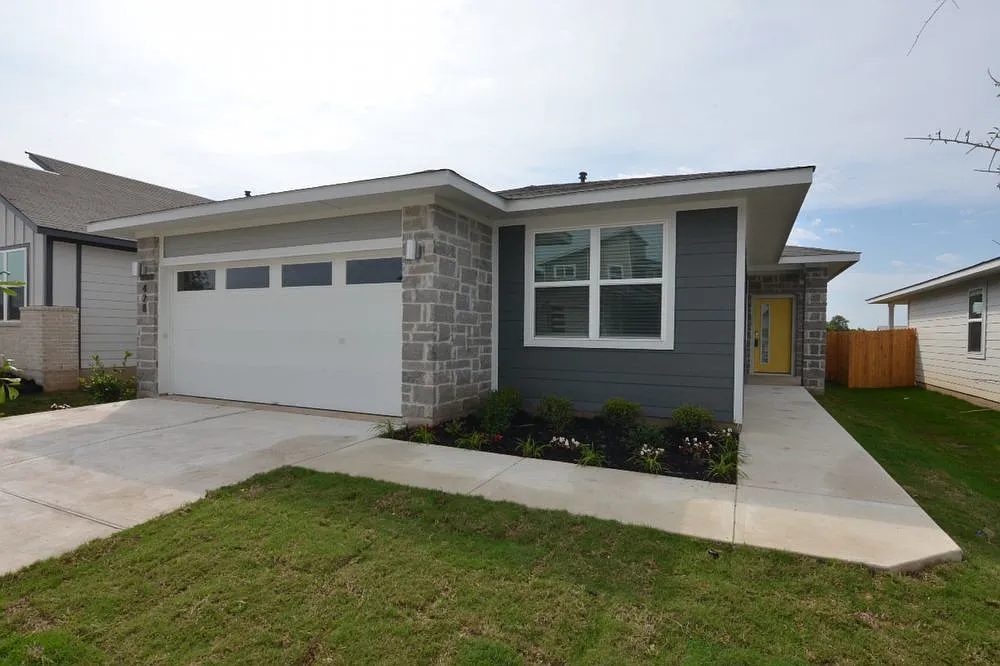 4 bed, 2.0 bath, 1705 sqft, $2,000 — Photo 1
